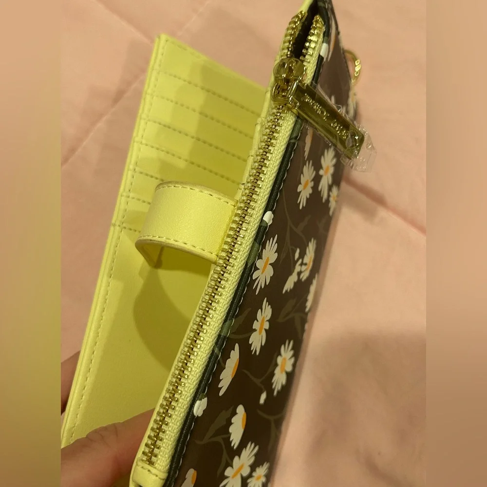 Daisy-Print Yellow Trim Women's Wallet - Heart Accent